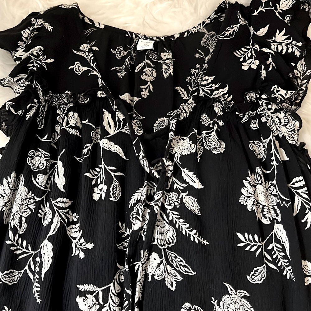 Flutter sleeve with ruffle trim top